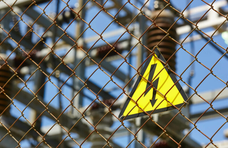 Señalética de Riesgo Eléctrico, adherida a una Reja de protección en una Subestación Eléctrica.