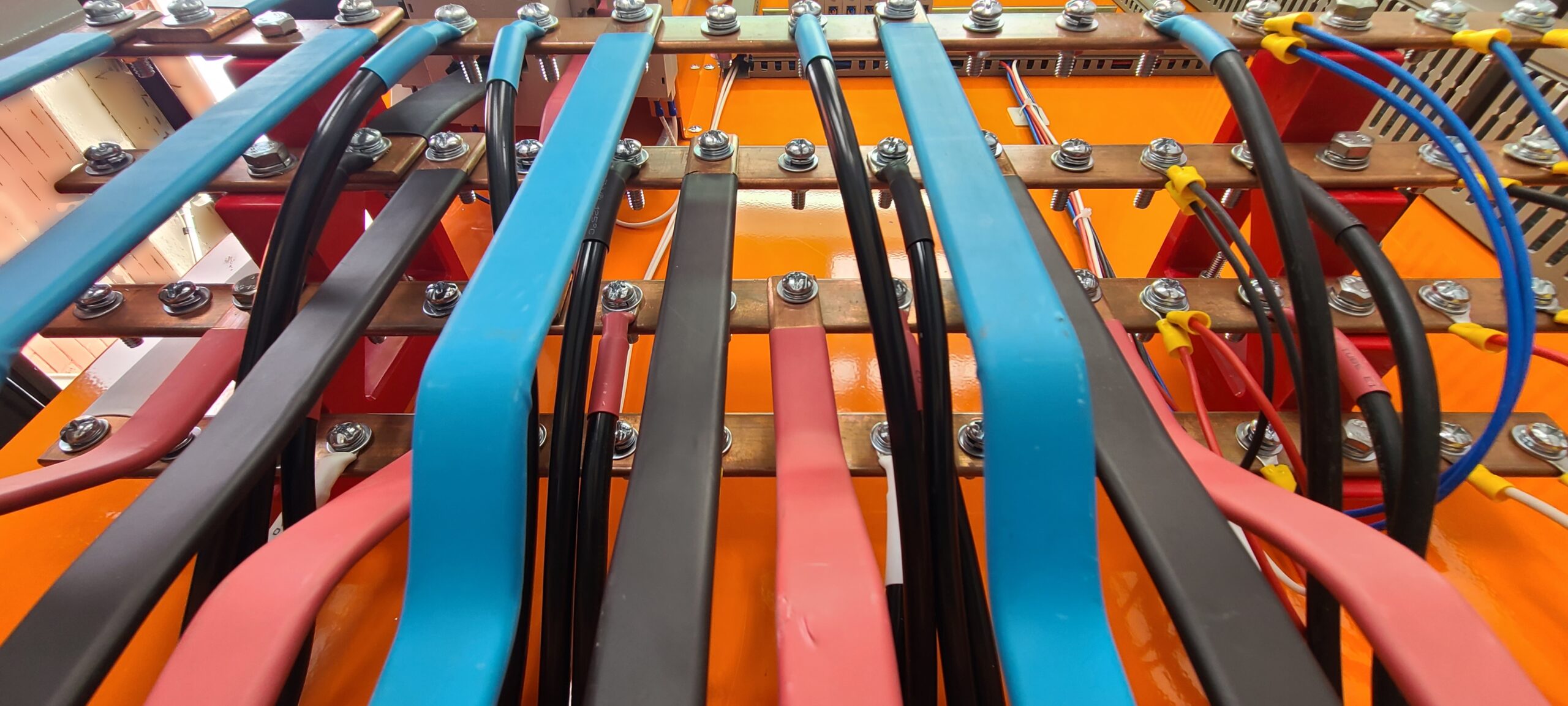 Barras Repartidoras en la Fabricación de un Tablero Eléctrico de Distribución Trifásico